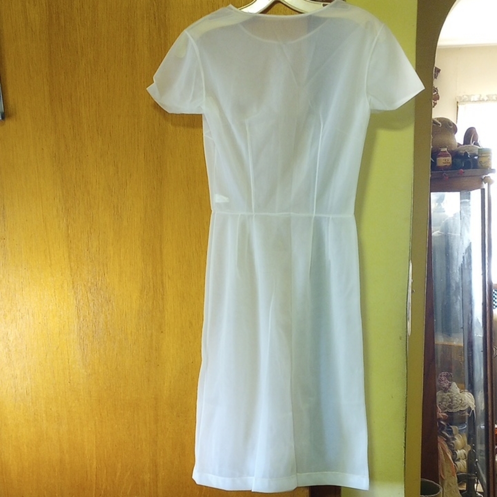 NWOT Henson Kickernick White Nylon Slip, Size 32, Capped Sleeves